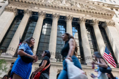 Dow left behind as S&amp;P 500 soars to record after record. What gives?